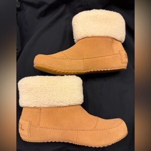 NWOT Sorel Stumptown Tan and Cream Shearling Boots